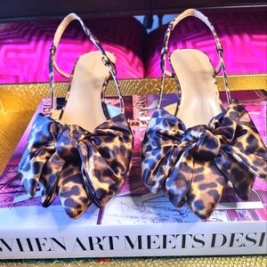 Sassy Leopard Bow Pump Ann Taylor - Sz 10